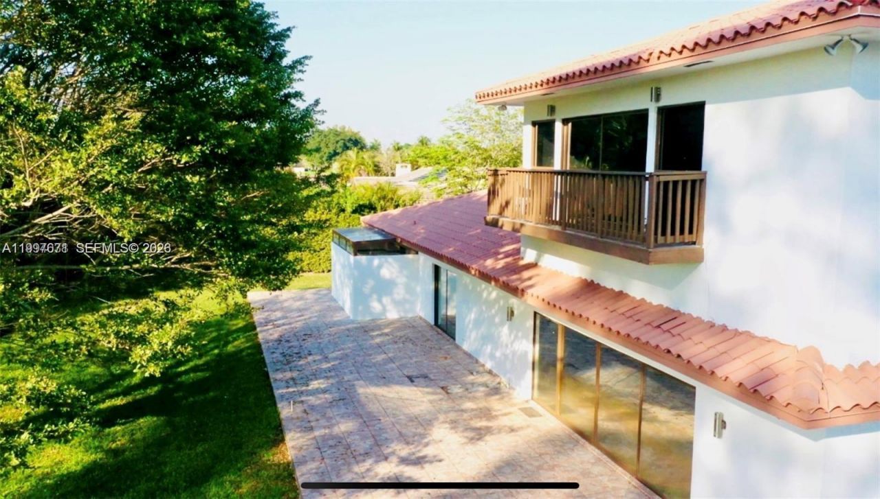 19740 W Saint Andrews Dr , Hialeah, FL 33015 Photo