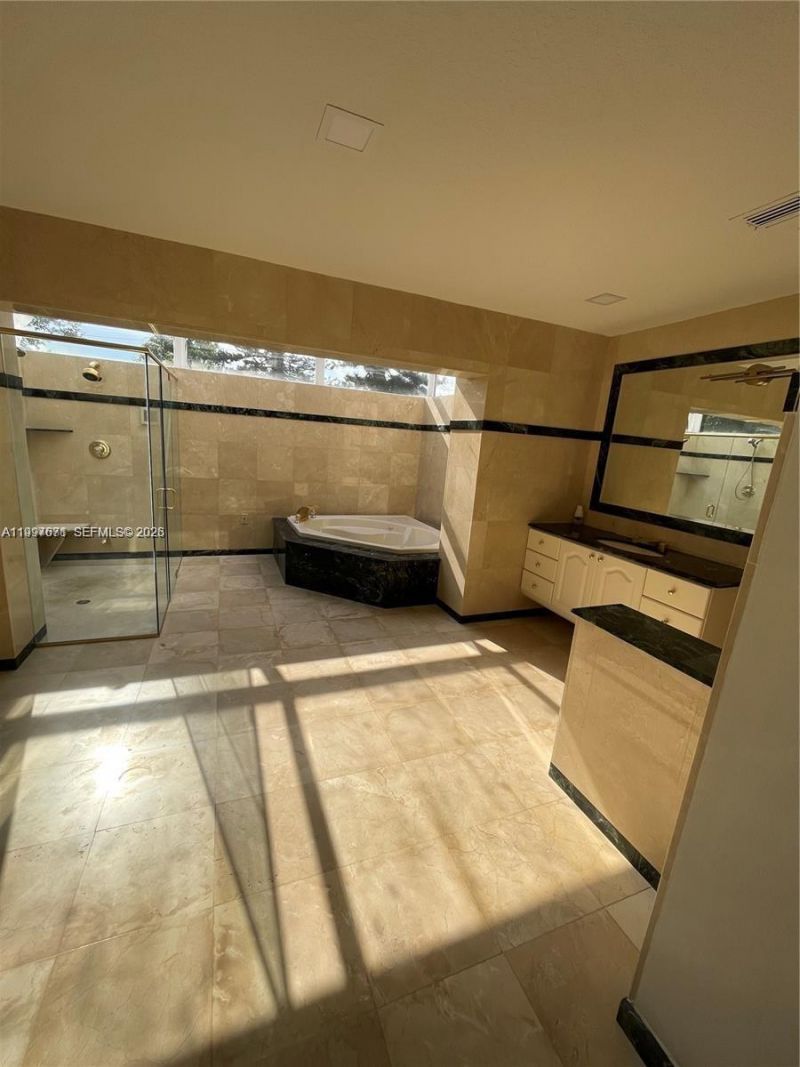 19740 W Saint Andrews Dr , Hialeah, FL 33015 Photo