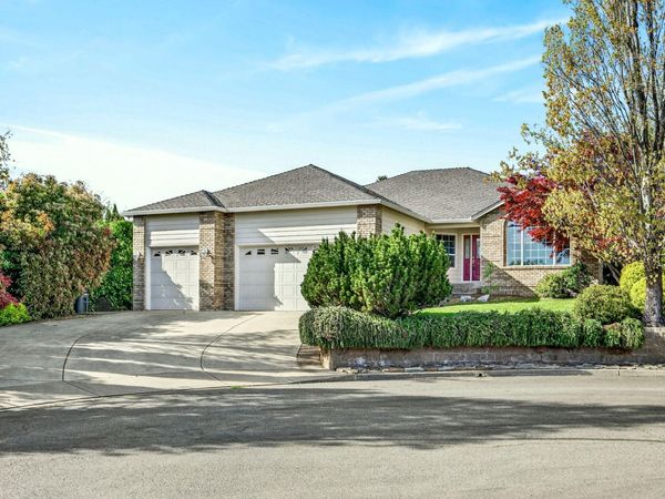 2855 Shanteal Place, Medford, OR 97504