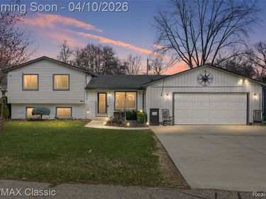 484 W Beechdale Street, Commerce Twp, MI 48382