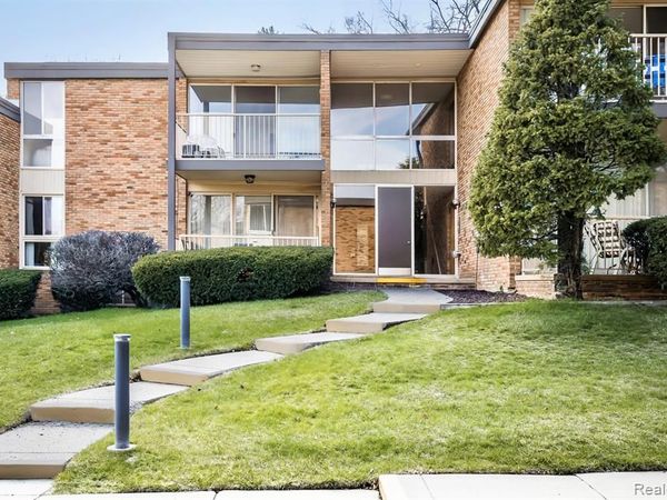 4049 W Maple Road, Bloomfield Hills, MI 48301