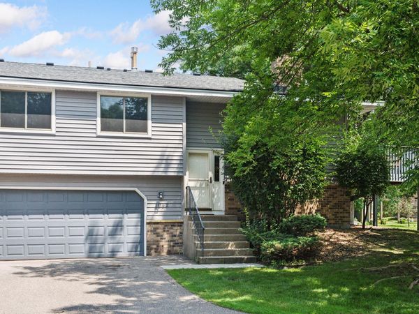 1042 Pontiac Lane, Chanhassen, MN 55317