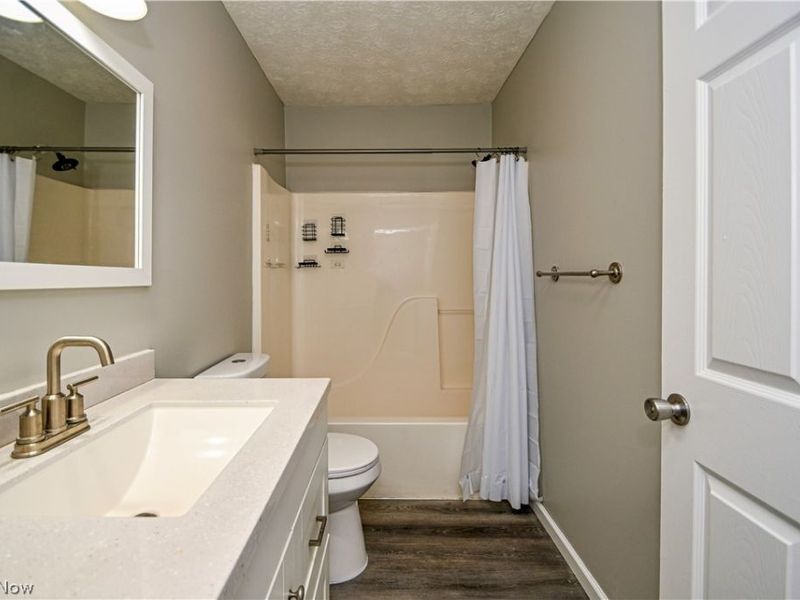 1240 W Waterloo Road , Akron, OH 44314 Photo 8