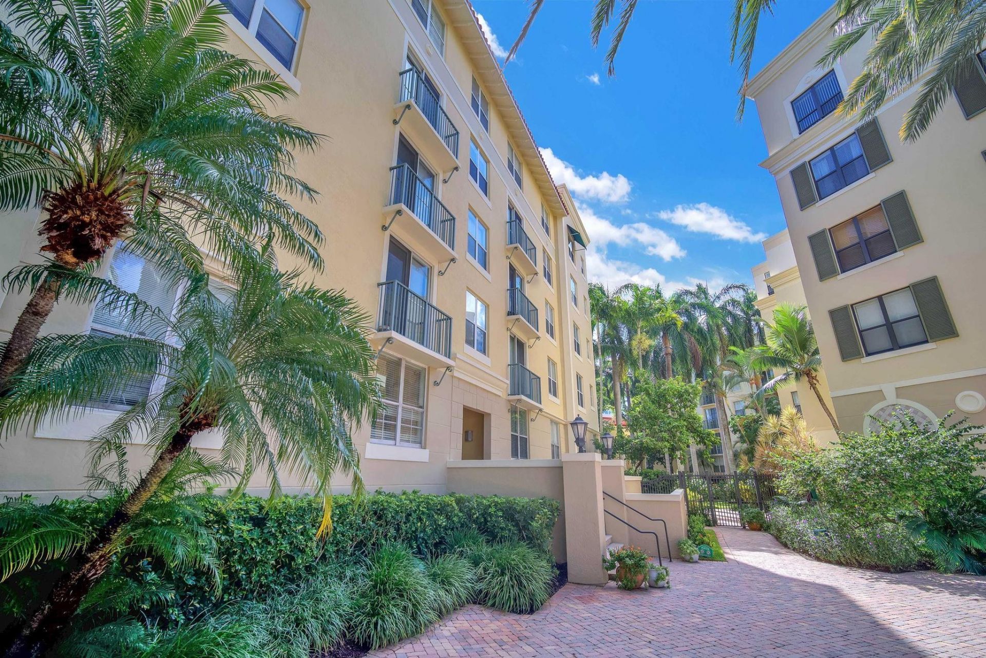 630 S Sapodilla Avenue, Unit 407, West Palm Beach, FL 33401 Photo