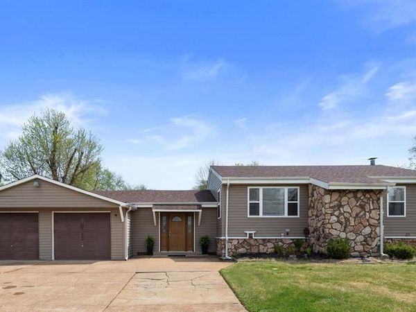 2794 Sedan Drive , St Louis, MO 63125