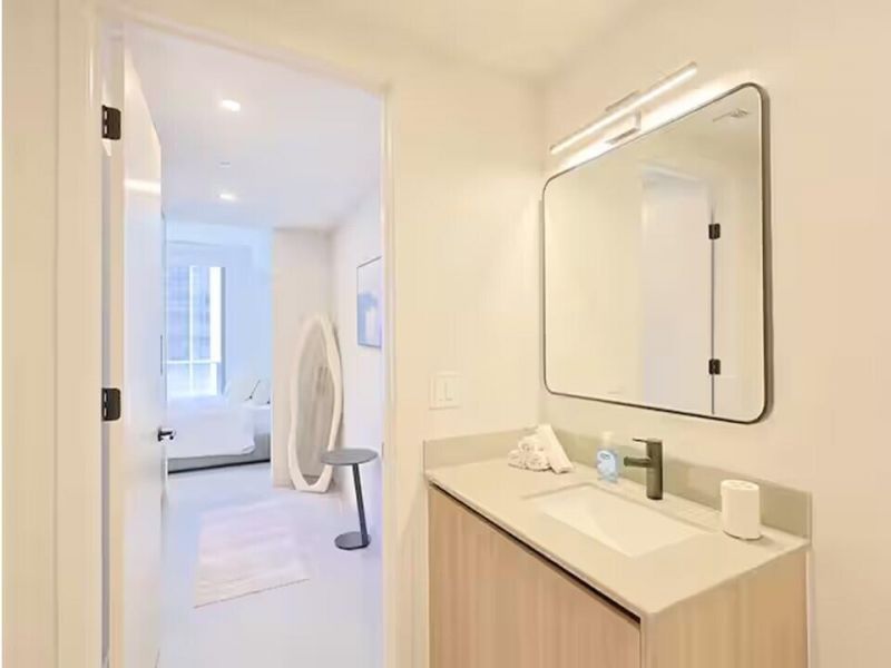 121 NE 5th Street, Unit 1506, Miami, FL 33132 Photo