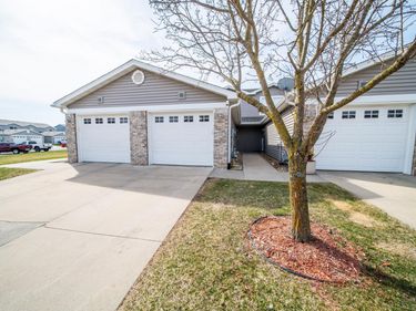 562 Pointe Ct SW, Rochester, MN 55902