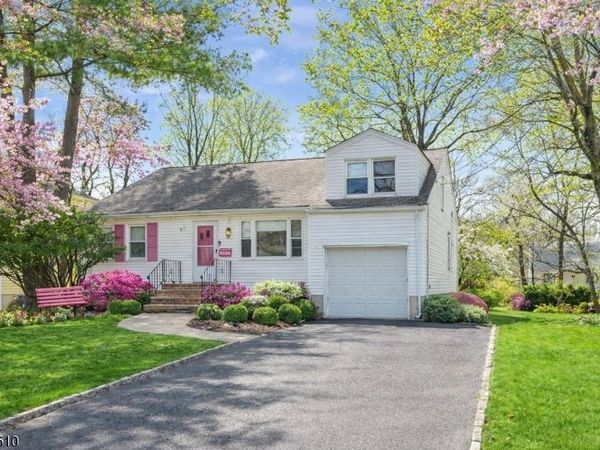 25 Hillside Ter, Livingston, NJ 07039