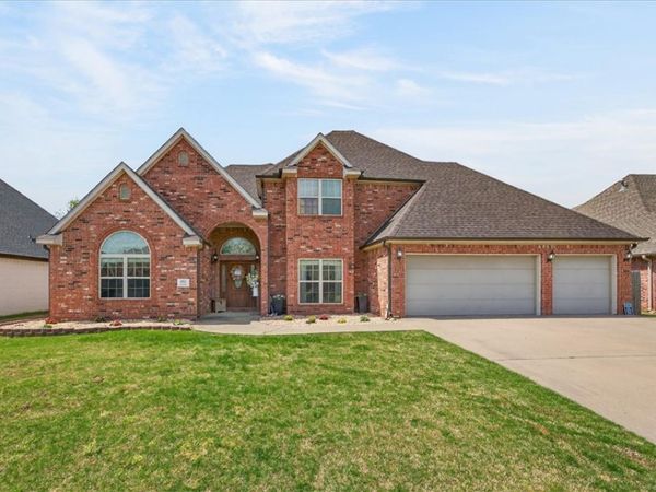 402 SE Hendrix Street , Bentonville, AR 72712