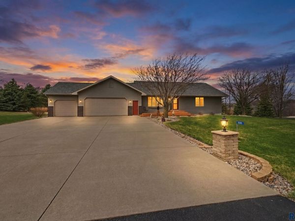 8501 E Saddle Creek Rd, Sioux Falls, SD 57110