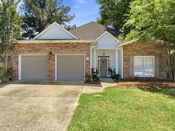 38 Stones Throw Dr., Hattiesburg, MS 39402