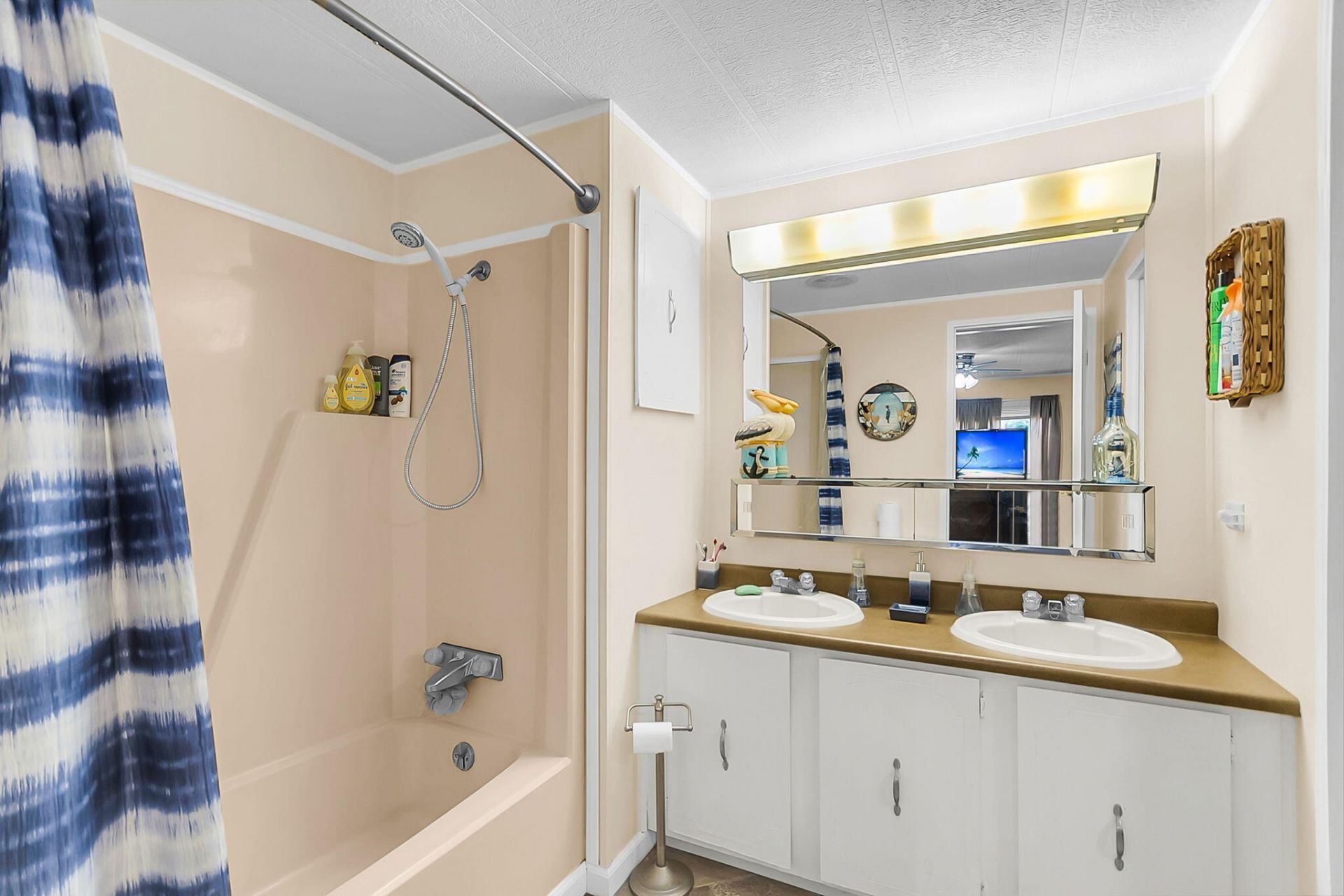 395 Embassy Drive Photo 11