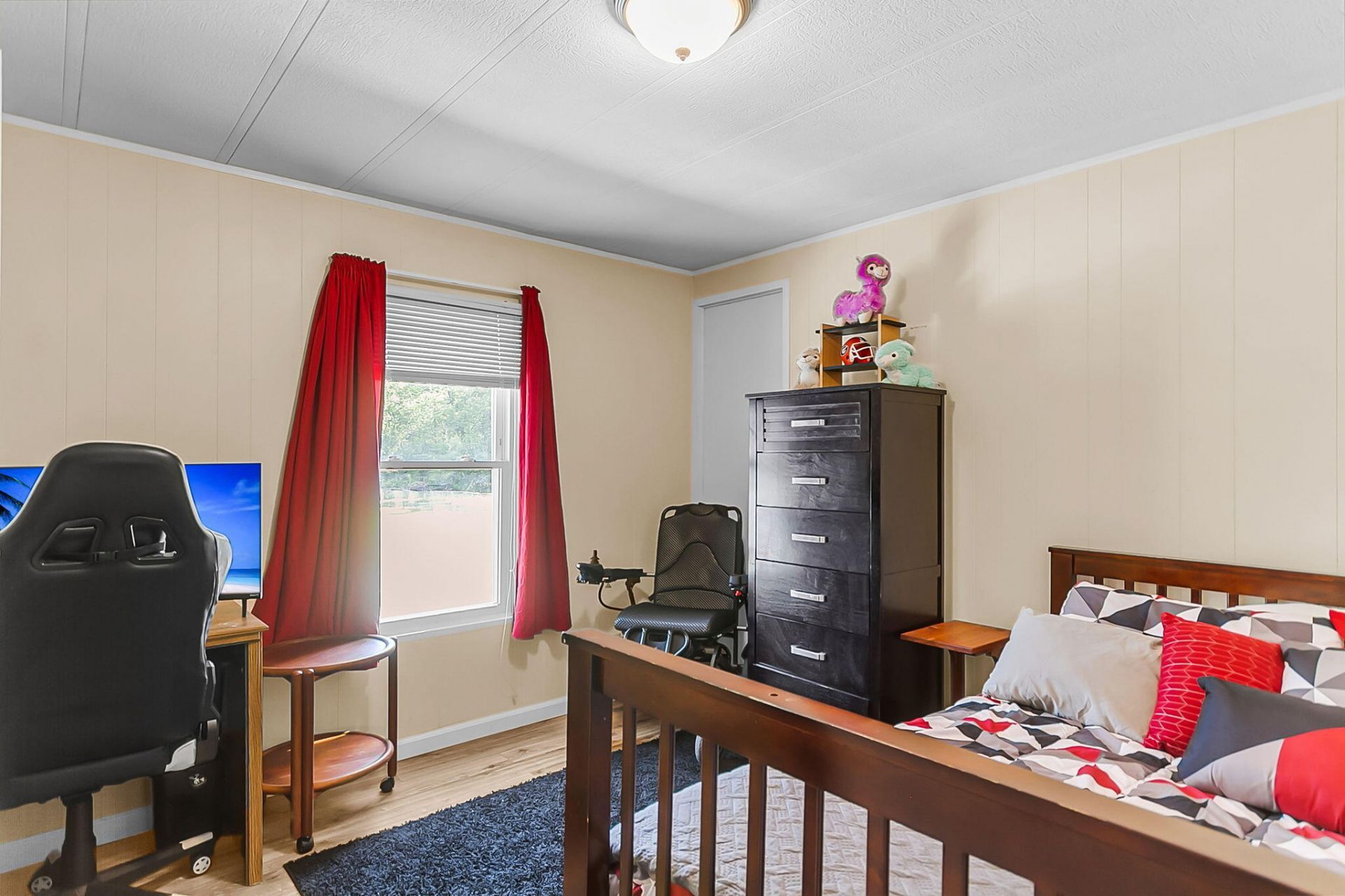 395 Embassy Drive Photo 12