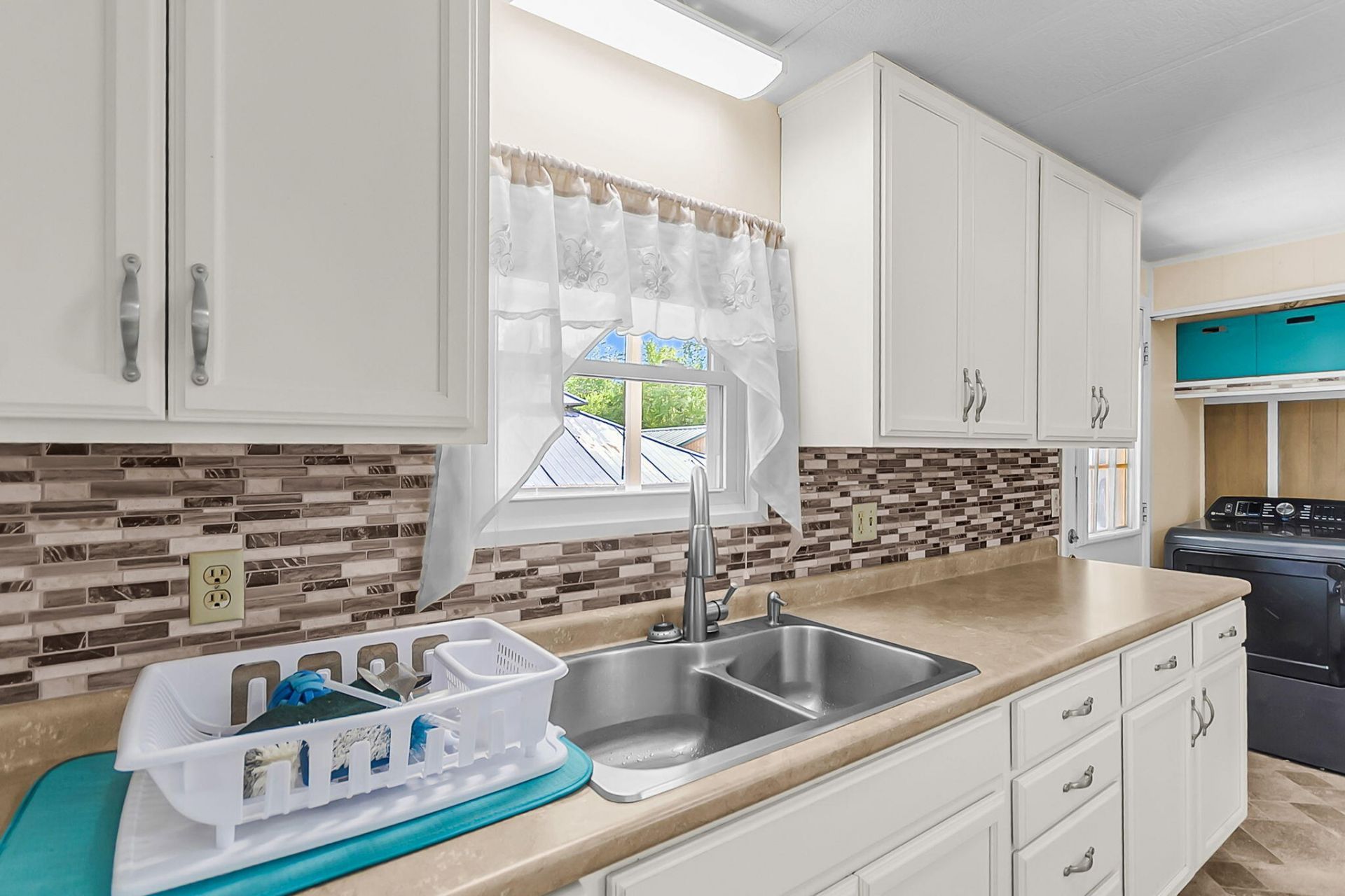 395 Embassy Drive Photo 16