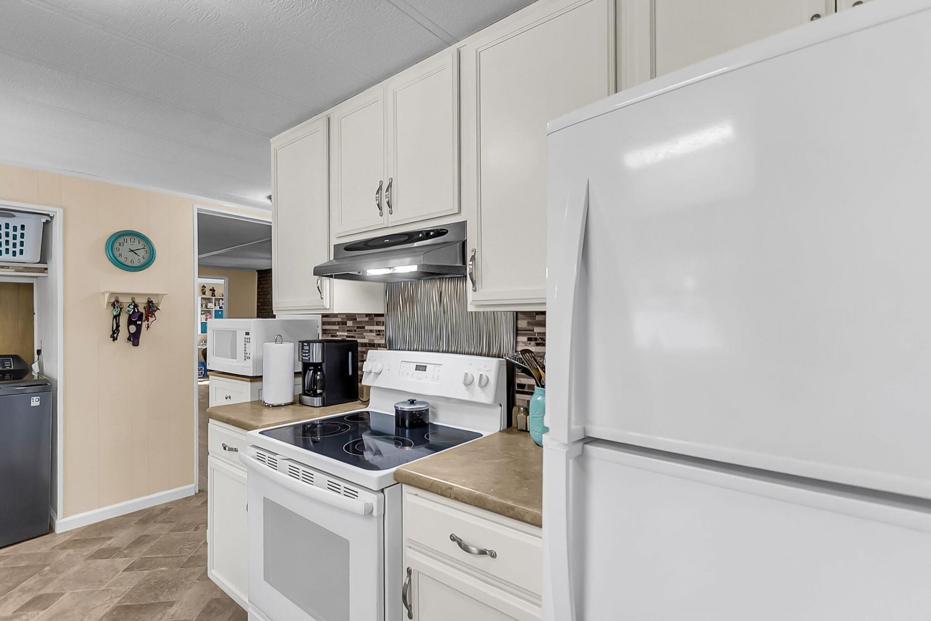 395 Embassy Drive Photo 17