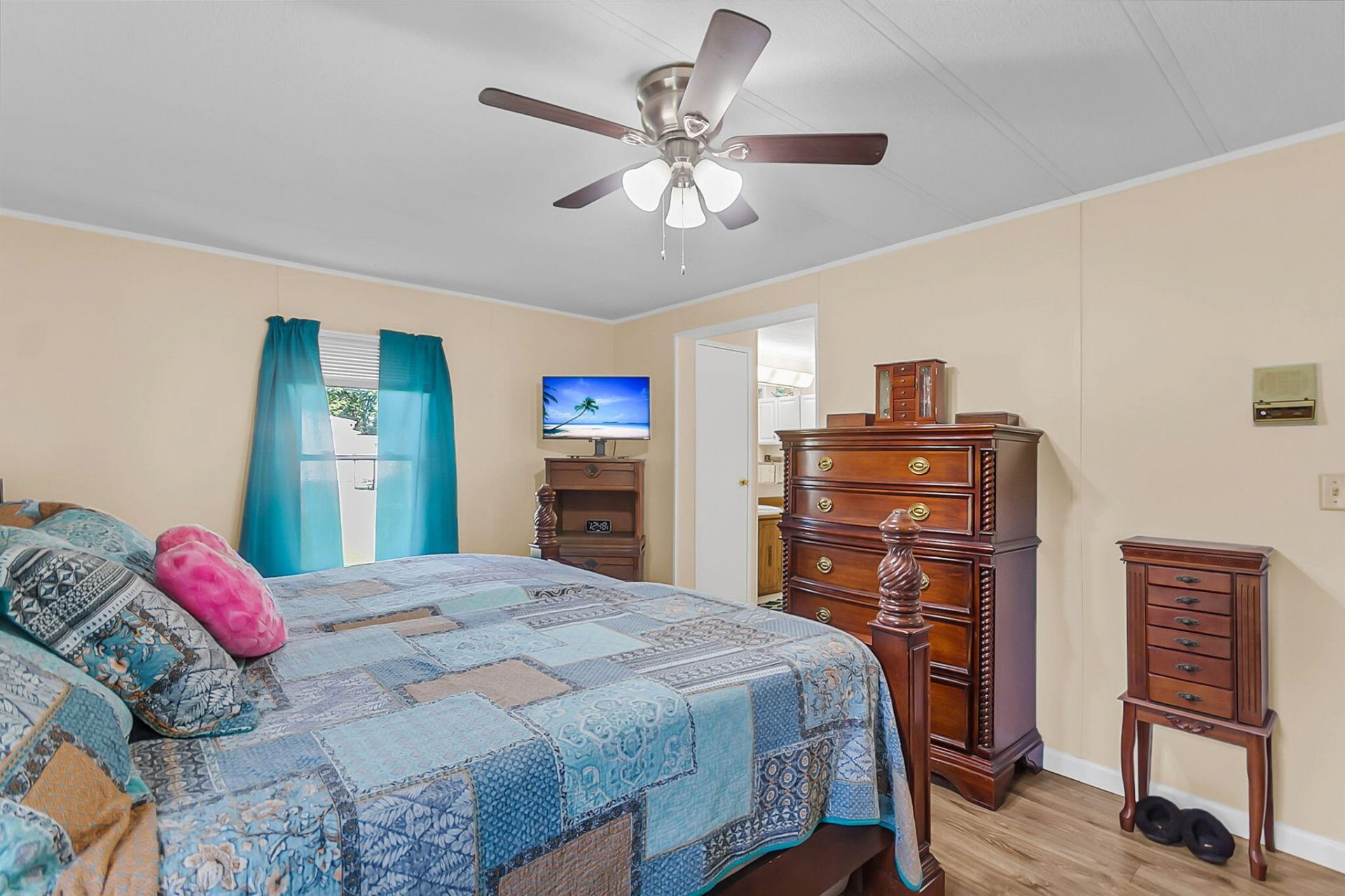 395 Embassy Drive Photo 26