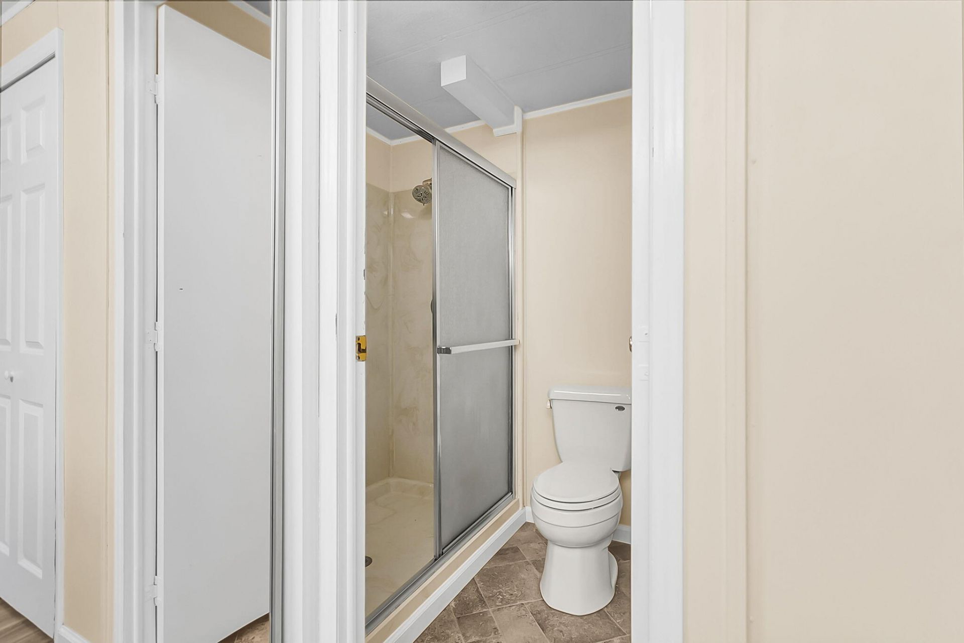 395 Embassy Drive Photo 29