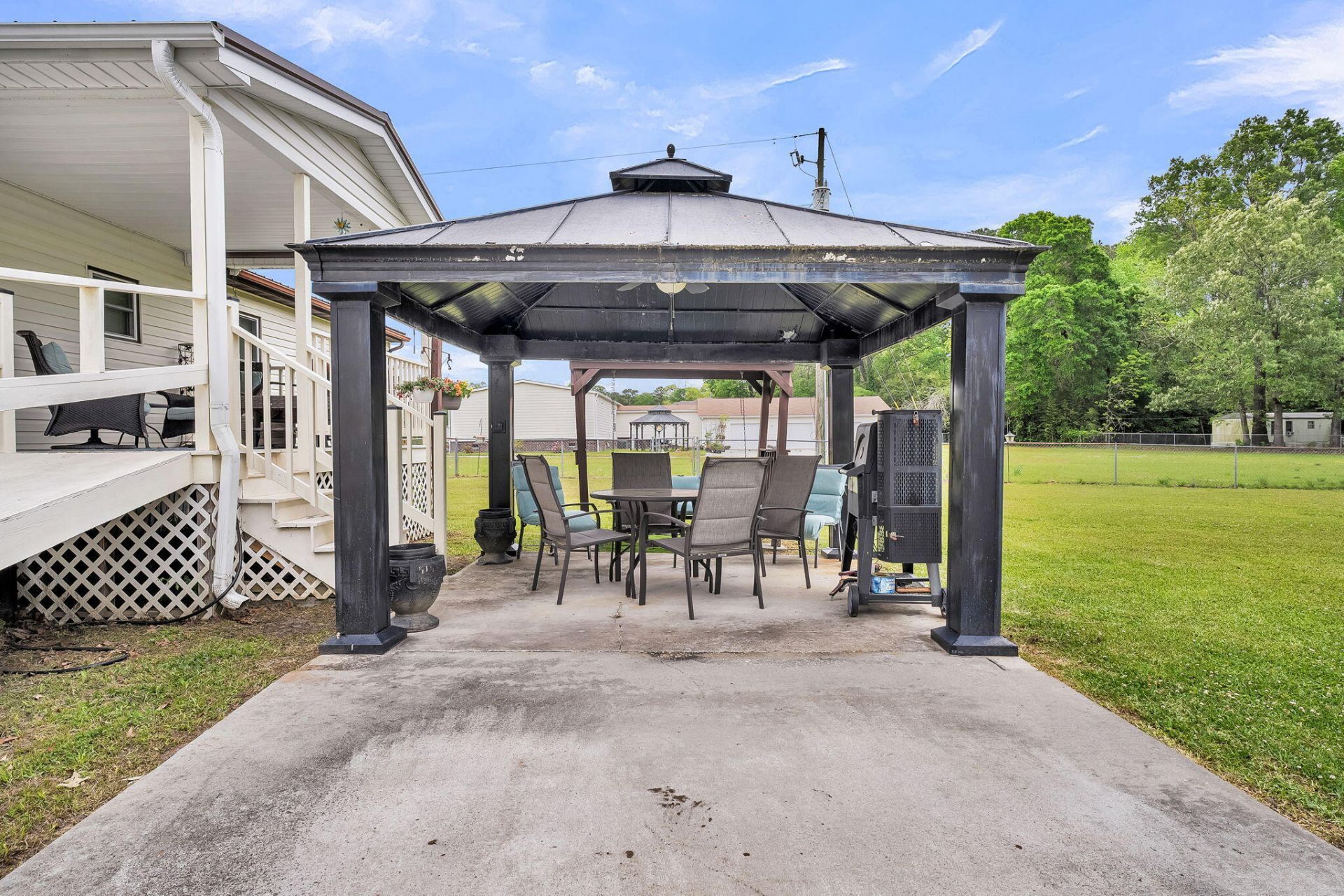 395 Embassy Drive Photo 32