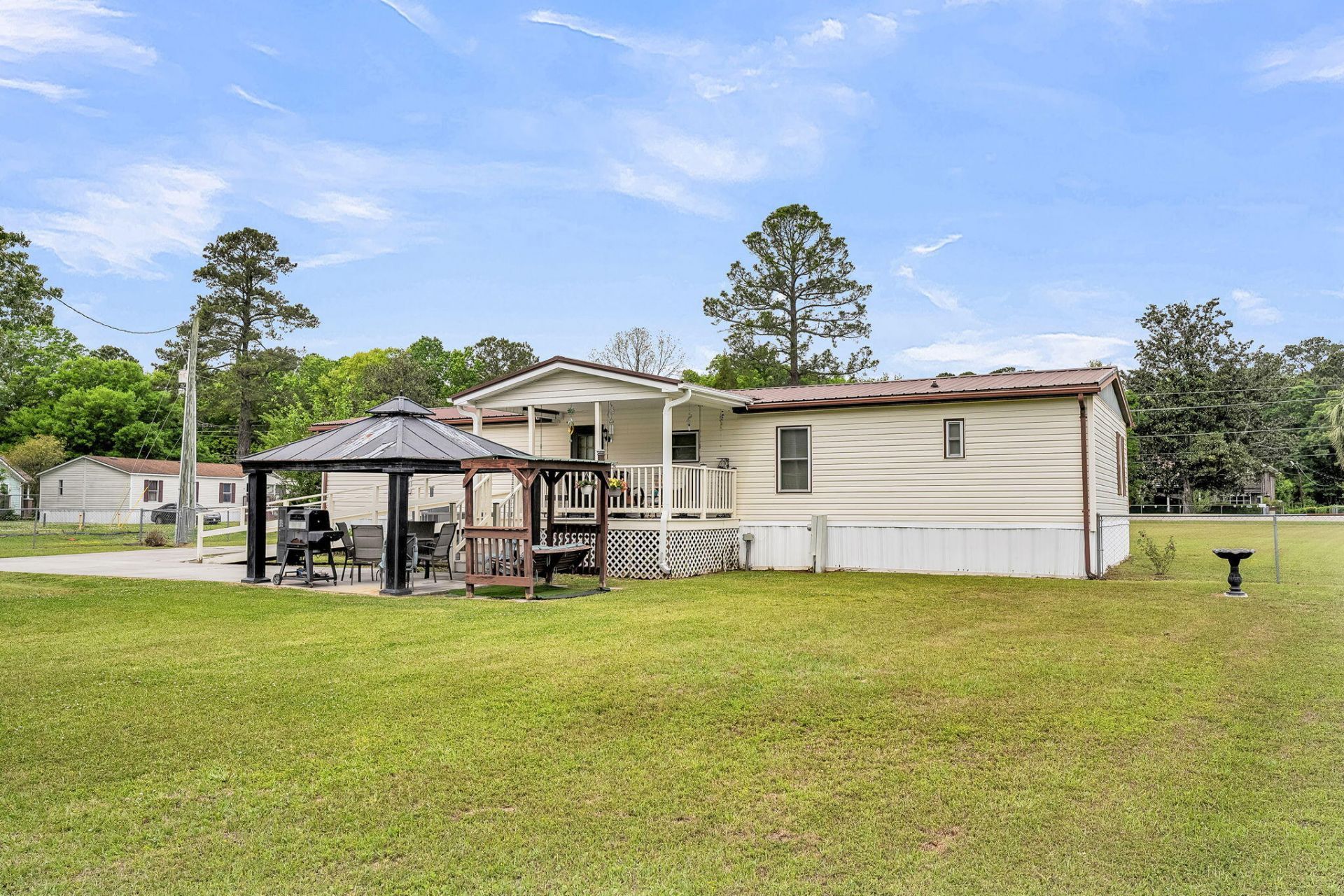 395 Embassy Drive Photo 33