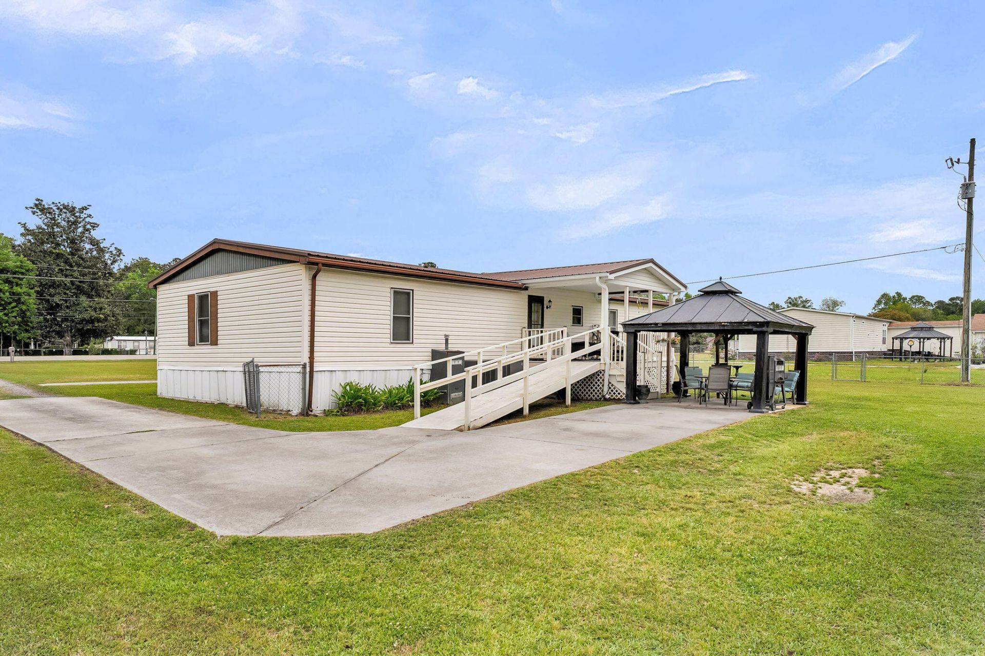 395 Embassy Drive Photo 34