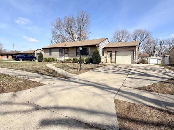 915 PLEASANTVIEW DR, Storm Lake, IA 50588