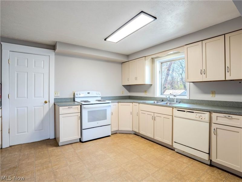 10105 Baltic Road, Cleveland, OH 44102 Photo 24