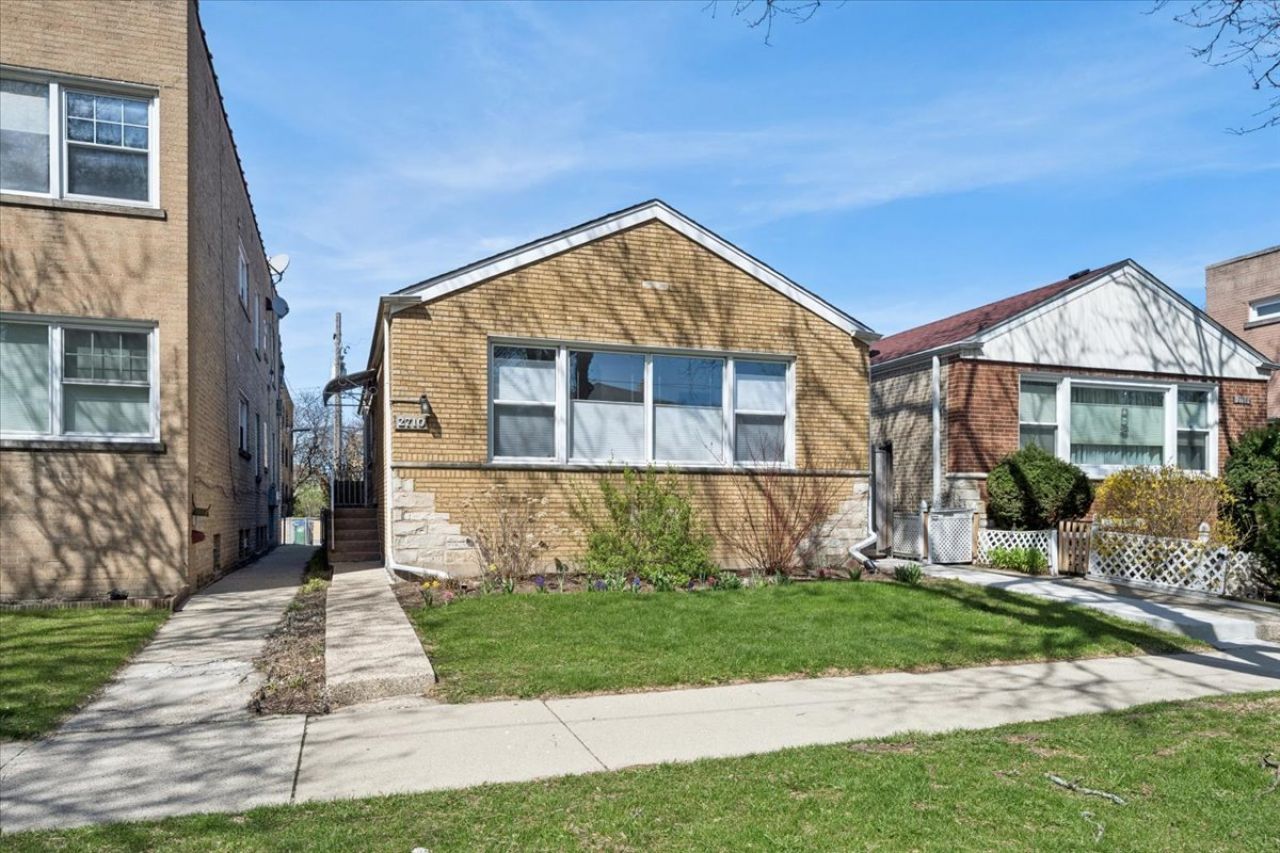 2710 W Berwyn Avenue, Chicago, IL 60625 Main Photo