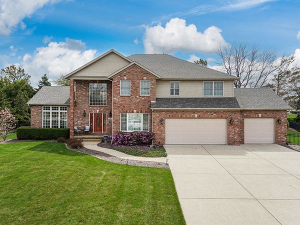 3 Strawberry Road , Bloomington, IL 61704