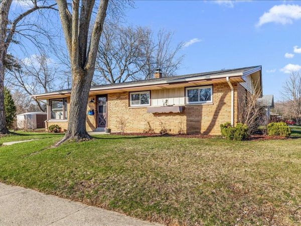 603 Meadowbrook DRIVE, West Bend, WI 53090