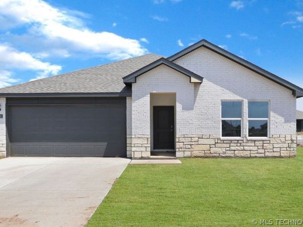 8602 E Galveston Street, Broken Arrow, OK 74014