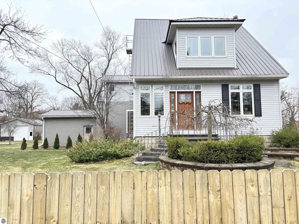 1318 Broadway E, Mt Pleasant, MI 48858