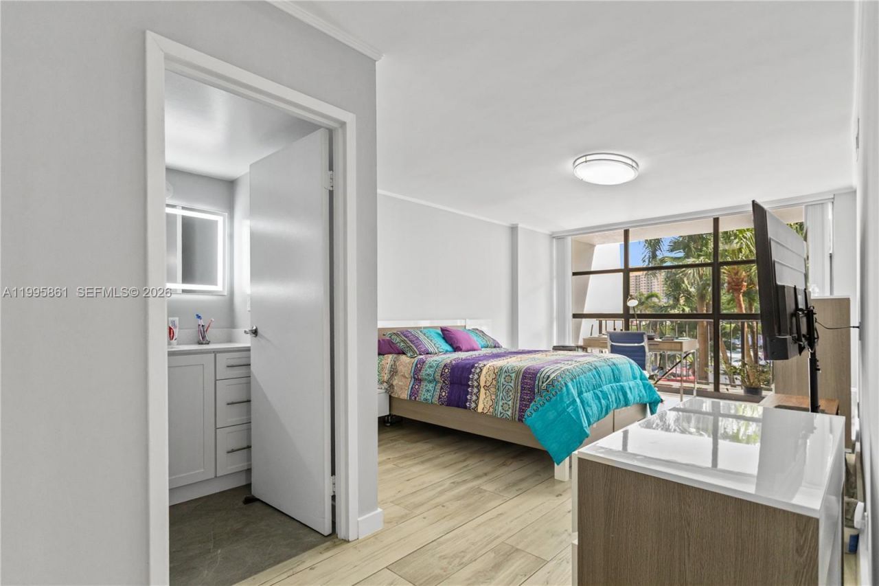 600 Parkview Dr, Unit 204, Hallandale Beach, FL 33009 Photo