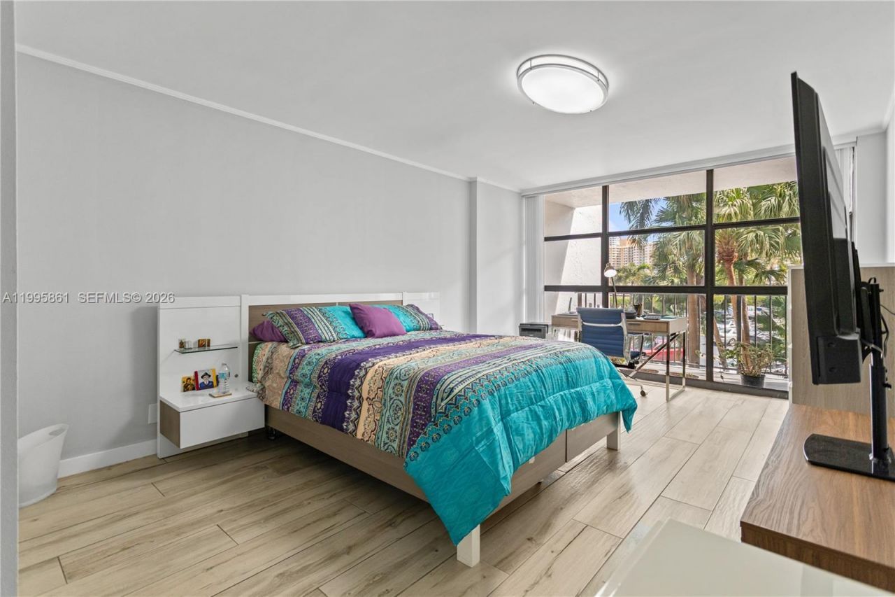 600 Parkview Dr, Unit 204, Hallandale Beach, FL 33009 Photo