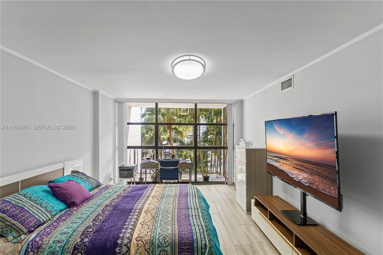 600 Parkview Dr, Unit 204, Hallandale Beach, FL 33009 Photo