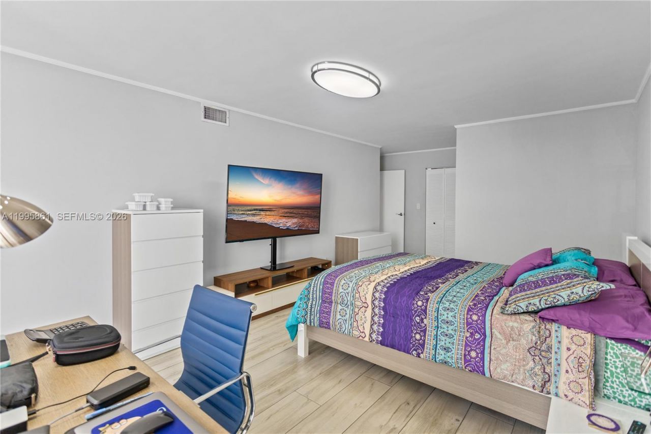 600 Parkview Dr, Unit 204, Hallandale Beach, FL 33009 Photo