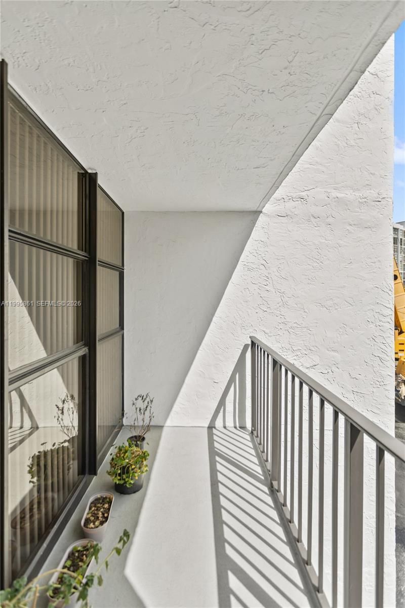 600 Parkview Dr, Unit 204, Hallandale Beach, FL 33009 Photo