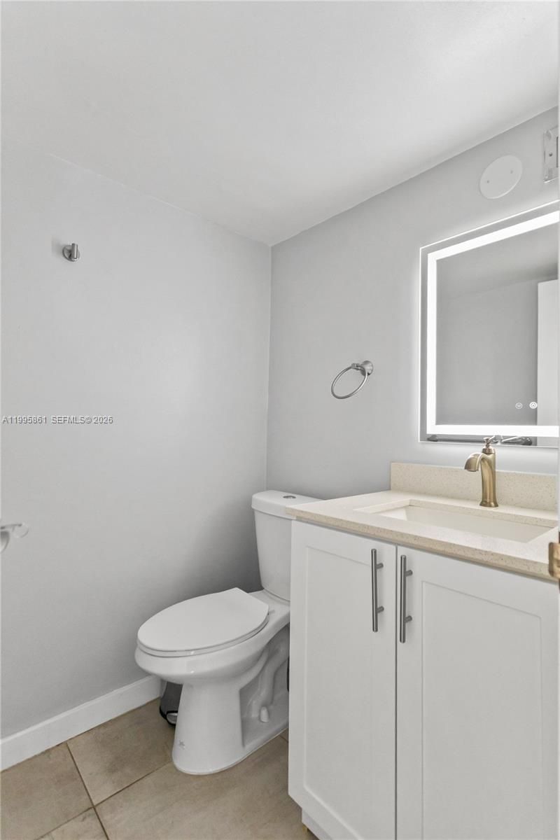 600 Parkview Dr, Unit 204, Hallandale Beach, FL 33009 Photo