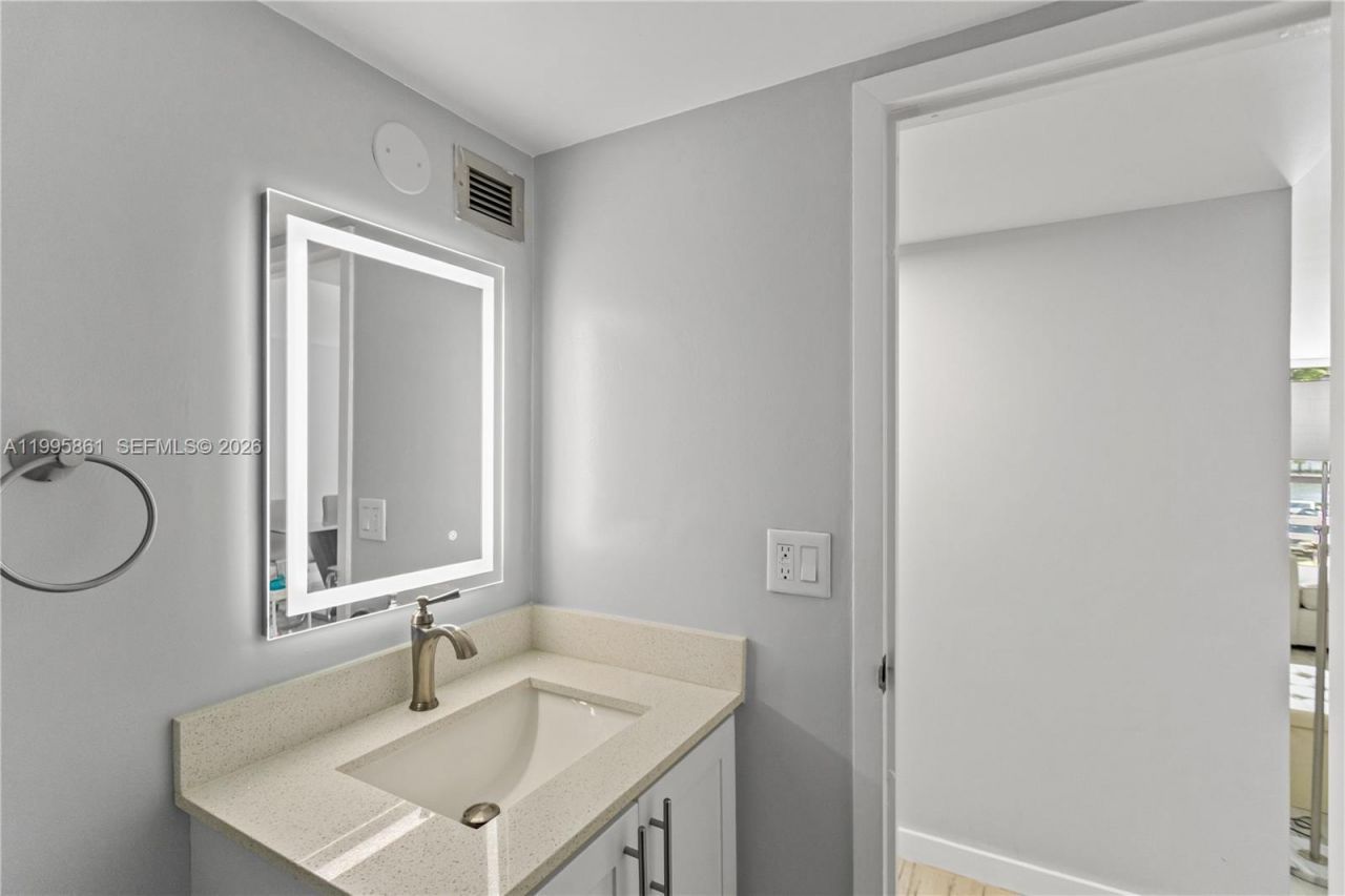 600 Parkview Dr, Unit 204, Hallandale Beach, FL 33009 Photo