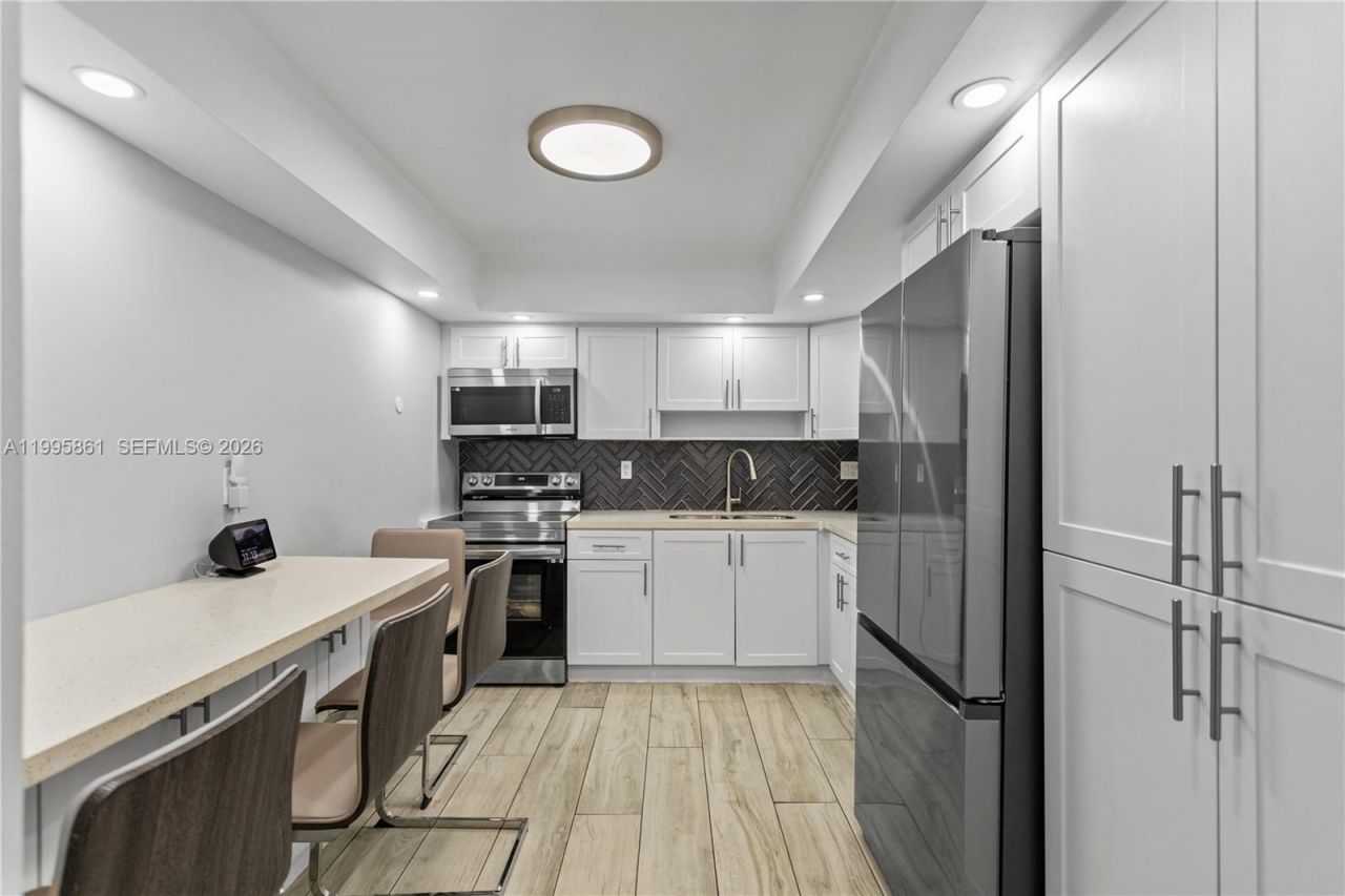 600 Parkview Dr, Unit 204, Hallandale Beach, FL 33009 Photo