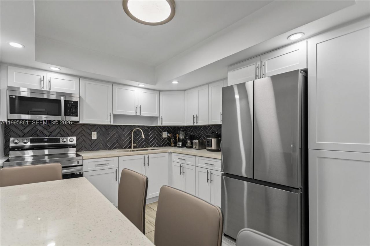 600 Parkview Dr, Unit 204, Hallandale Beach, FL 33009 Photo