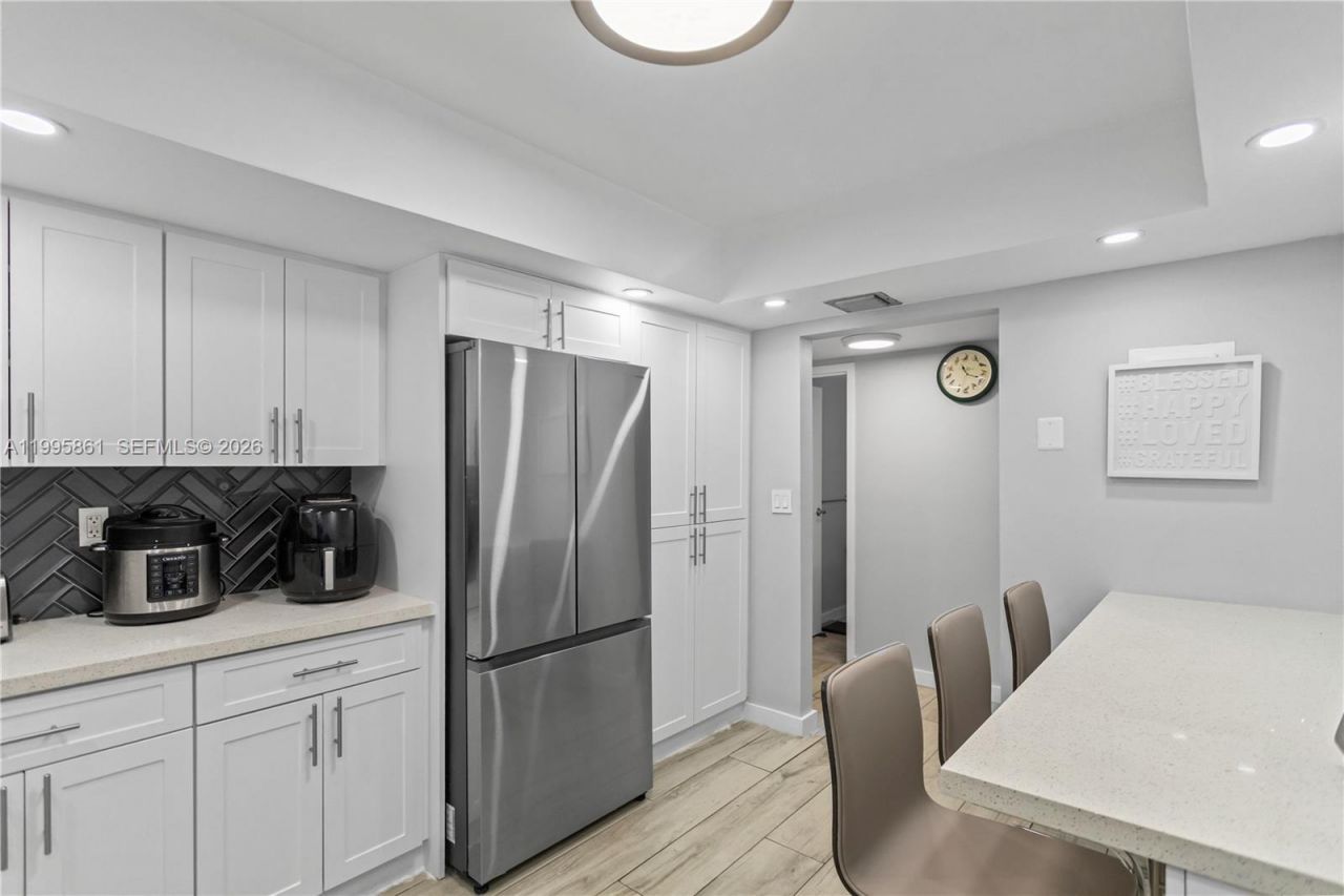 600 Parkview Dr, Unit 204, Hallandale Beach, FL 33009 Photo