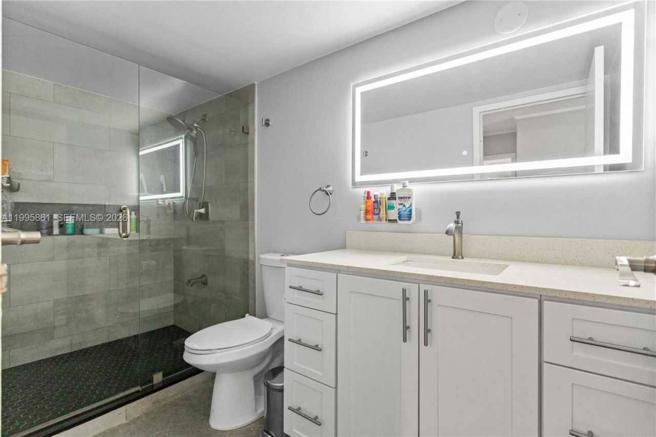 600 Parkview Dr, Unit 204, Hallandale Beach, FL 33009 Photo