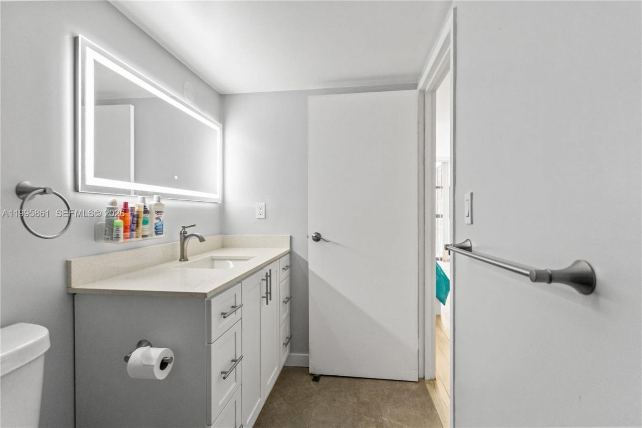 600 Parkview Dr, Unit 204, Hallandale Beach, FL 33009 Photo