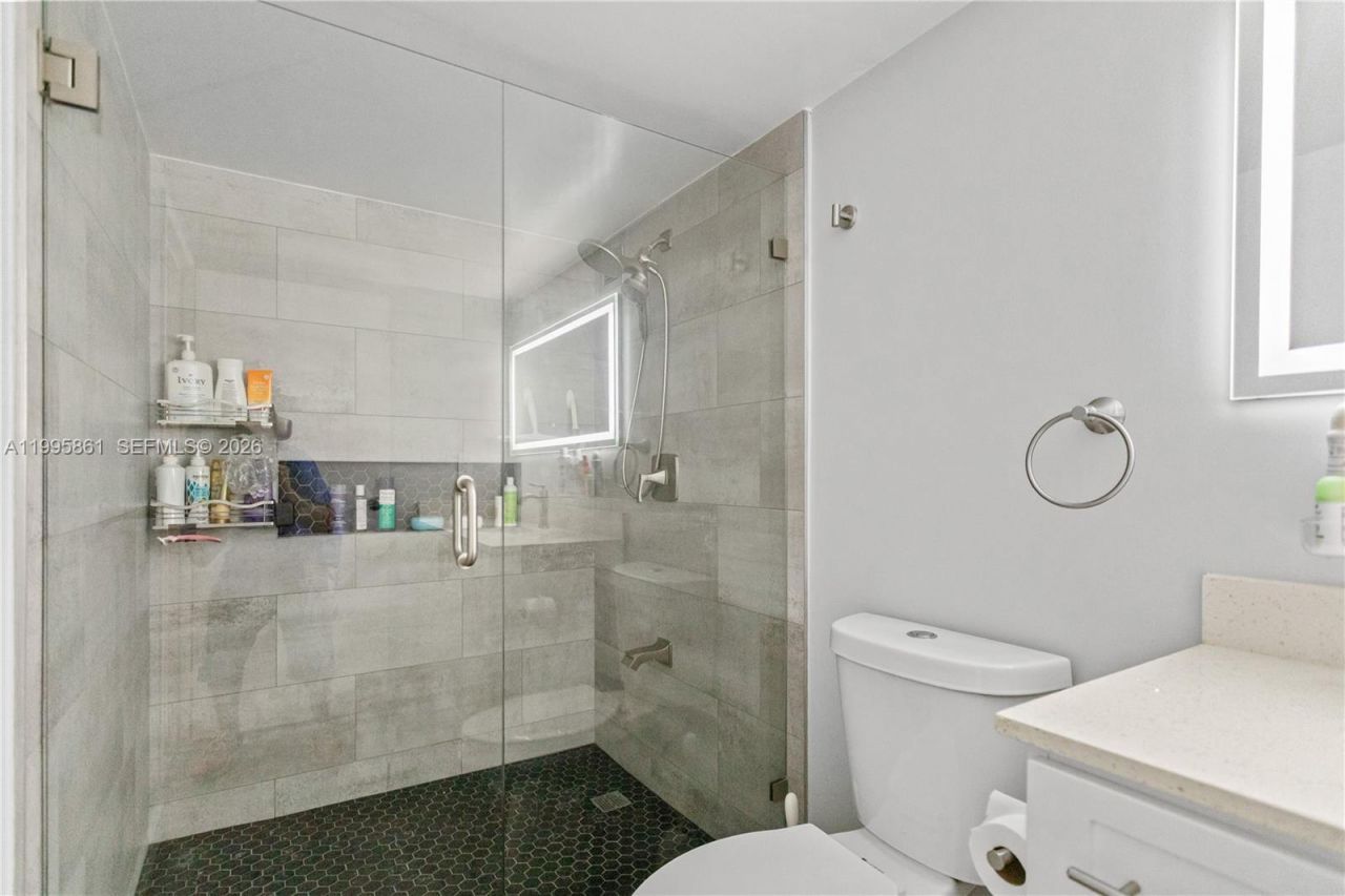 600 Parkview Dr, Unit 204, Hallandale Beach, FL 33009 Photo