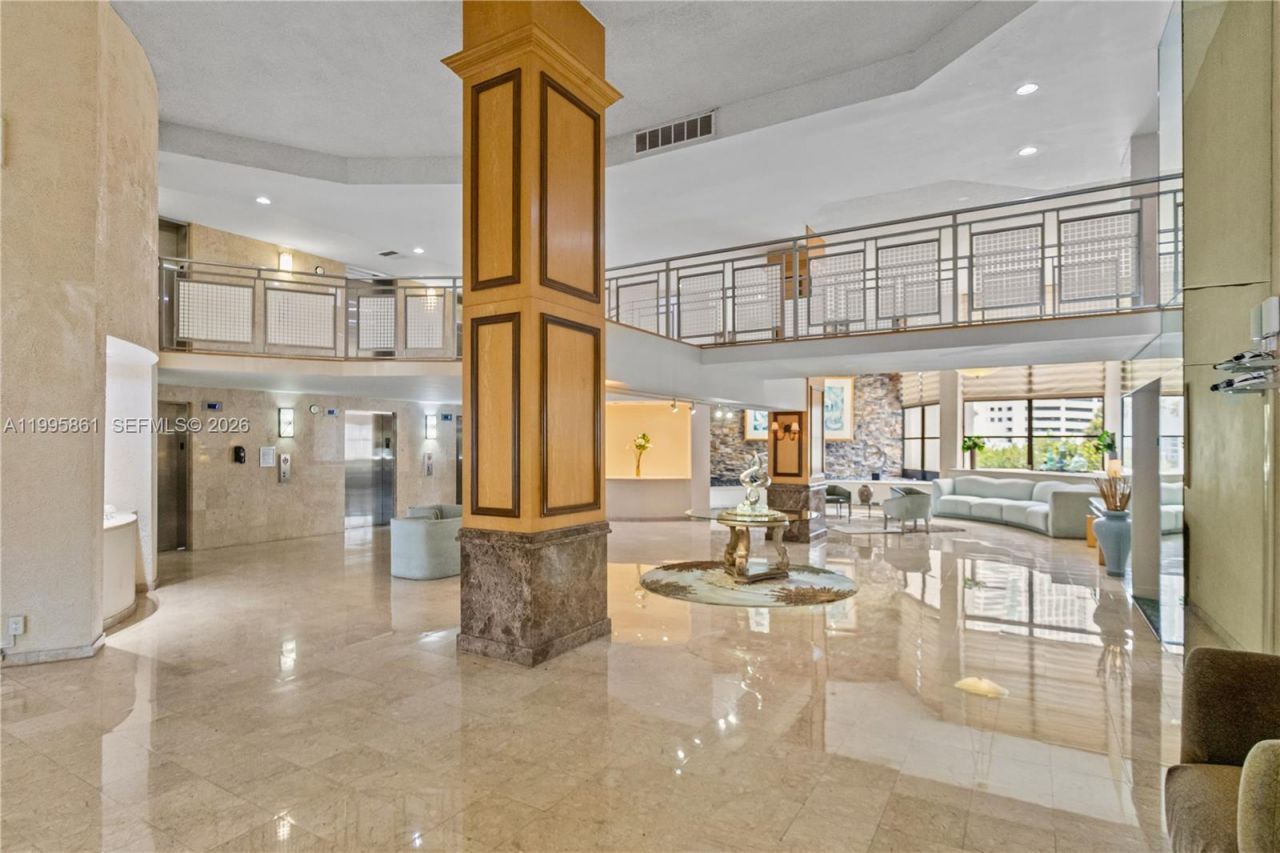 600 Parkview Dr, Unit 204, Hallandale Beach, FL 33009 Photo