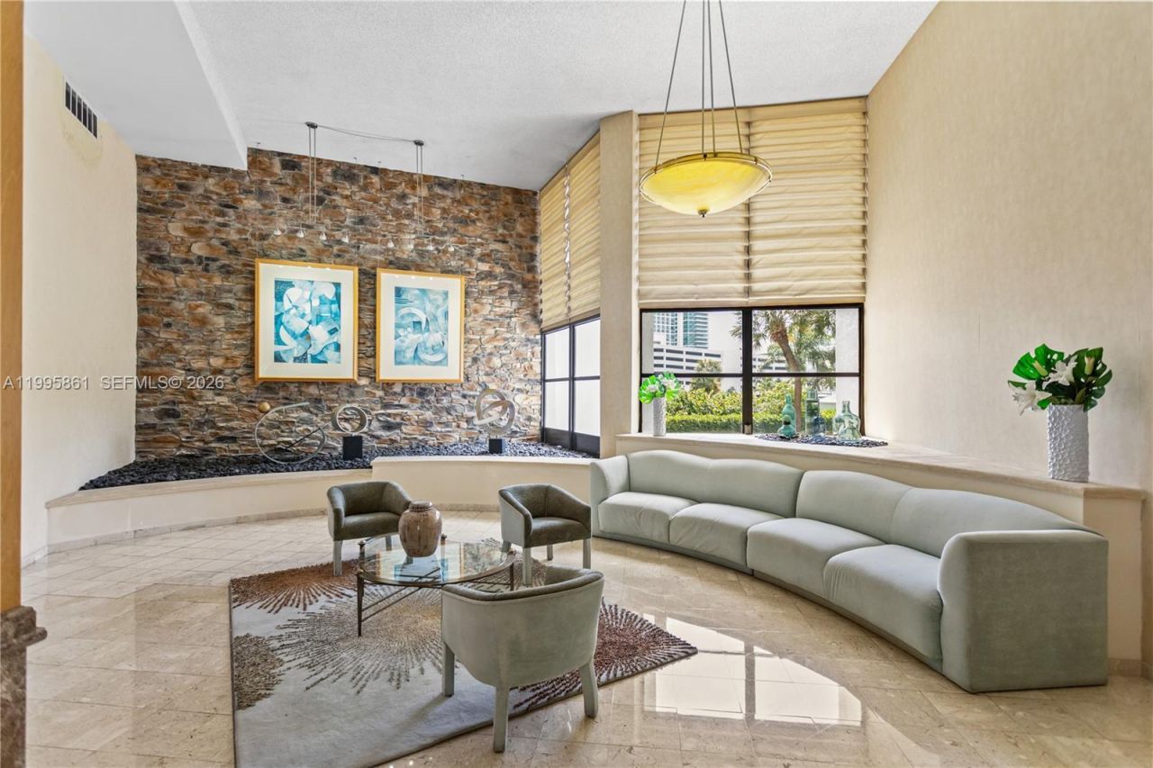 600 Parkview Dr, Unit 204, Hallandale Beach, FL 33009 Photo