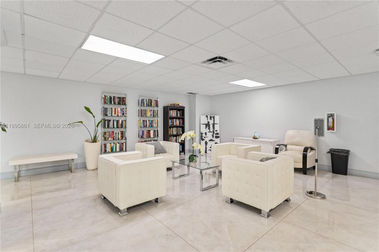 600 Parkview Dr, Unit 204, Hallandale Beach, FL 33009 Photo