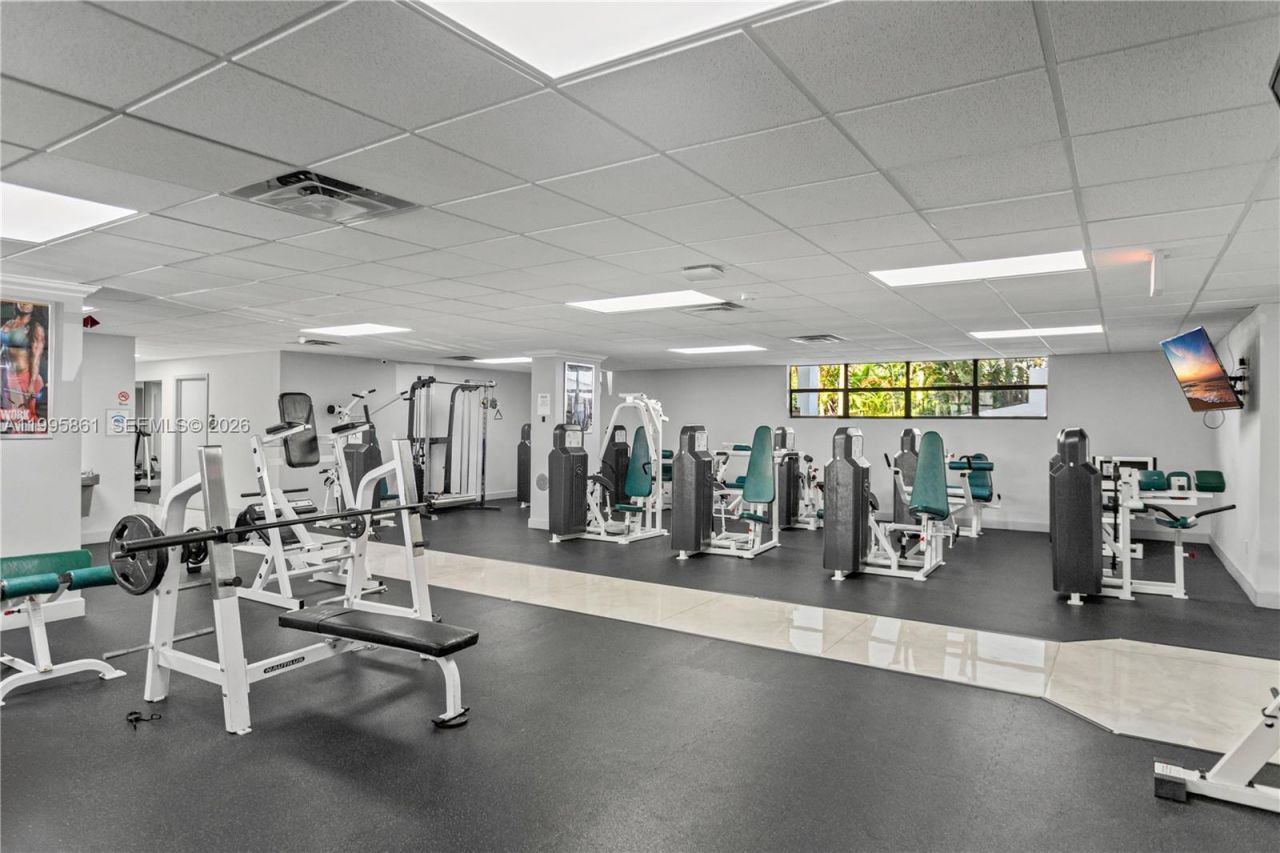 600 Parkview Dr, Unit 204, Hallandale Beach, FL 33009 Photo