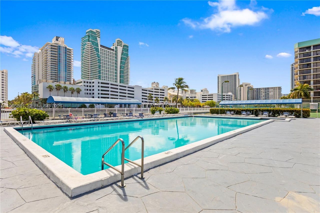 600 Parkview Dr, Unit 204, Hallandale Beach, FL 33009 Photo