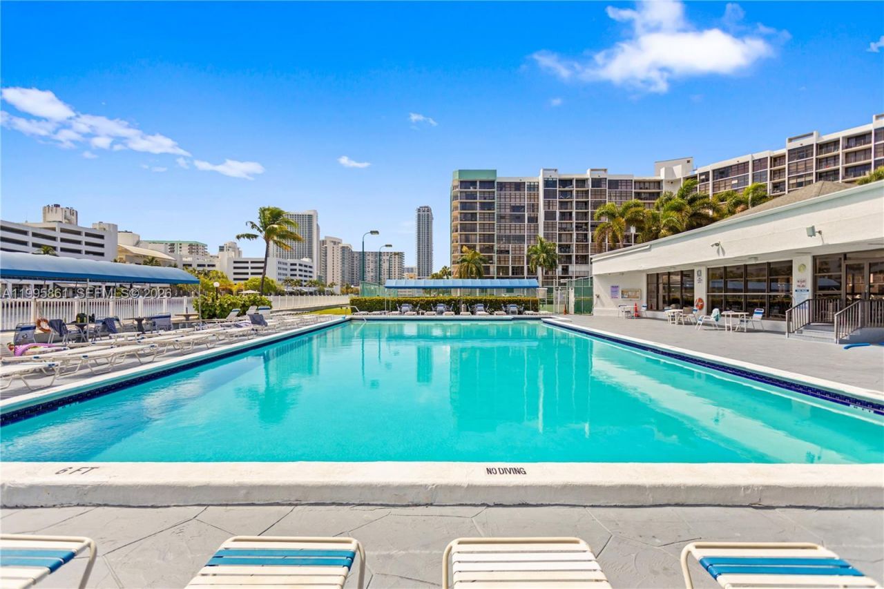 600 Parkview Dr, Unit 204, Hallandale Beach, FL 33009 Photo